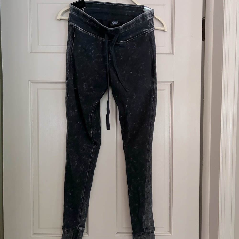 PINK YOGA - black size small